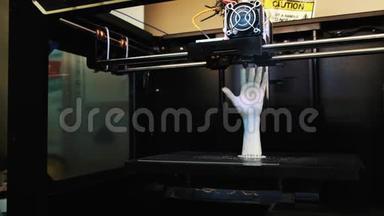 3D<strong>打印机</strong>在工作时，D<strong>打印机</strong>打印人的手，3D<strong>打印机</strong>打印更白的人的手，手